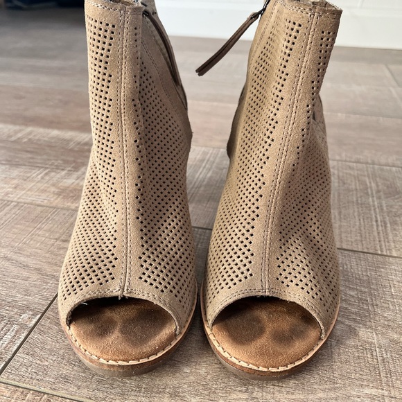 Tom’s Booties - Picture 4 of 7